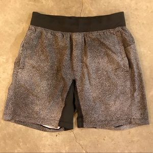 lululemon THE Short 7 in LINERLESS (SMALL)